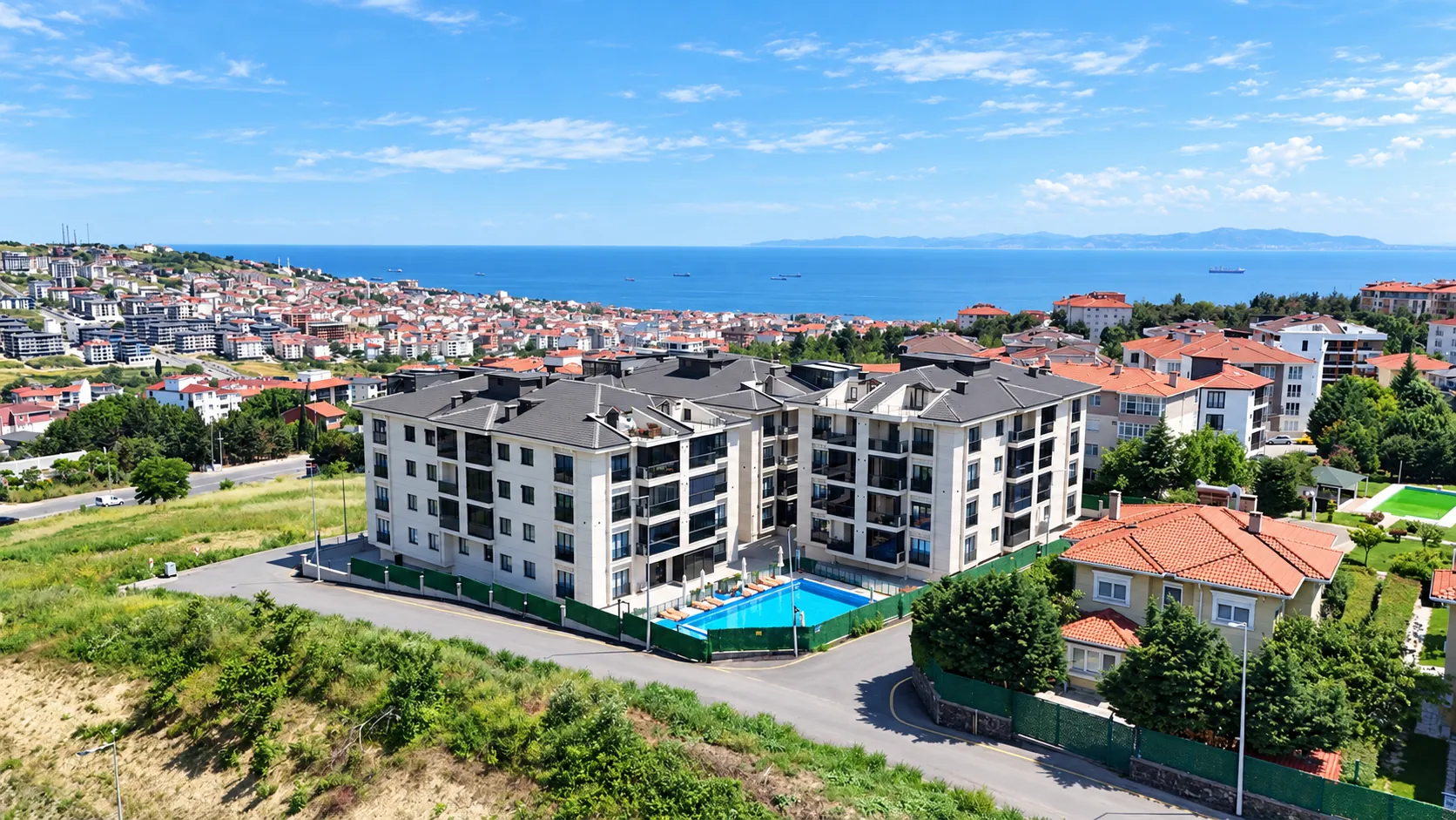 Tekirdağ Süleymanpaşa’da tamamlanan havuzlu site projesinin drone görünümü